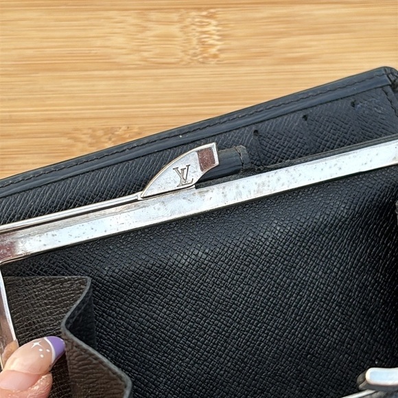 Louis Vuitton Vintage Black Epi Leather Wallet Silver Tone Kiss Lock Luxury - Picture 15 of 16